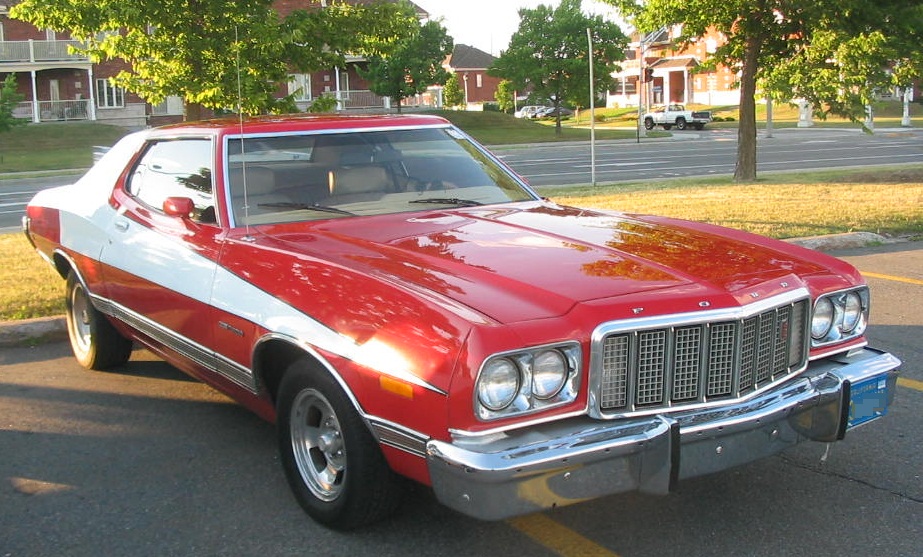 %2774_Ford_Gran_Torino_Starsky_%26_Hutch_(Auto_classique_Jukebox_Burgers_%2711).JPG