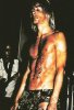 iggy_cuts_himself_on_stage.jpg
