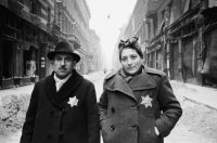 hungarian-jews-wearing-yellow-stars.jpg