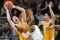 13261644_web1_Tennessee-Vanderbilt-Basketball-2-1-3.jpg