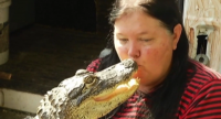 gator woman smooch.png