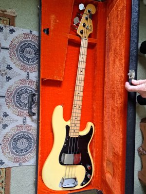 1977 Fender Precision Bass.jpg