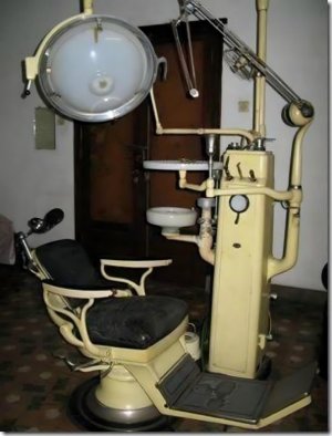 Dentist chair vintage fear.jpg