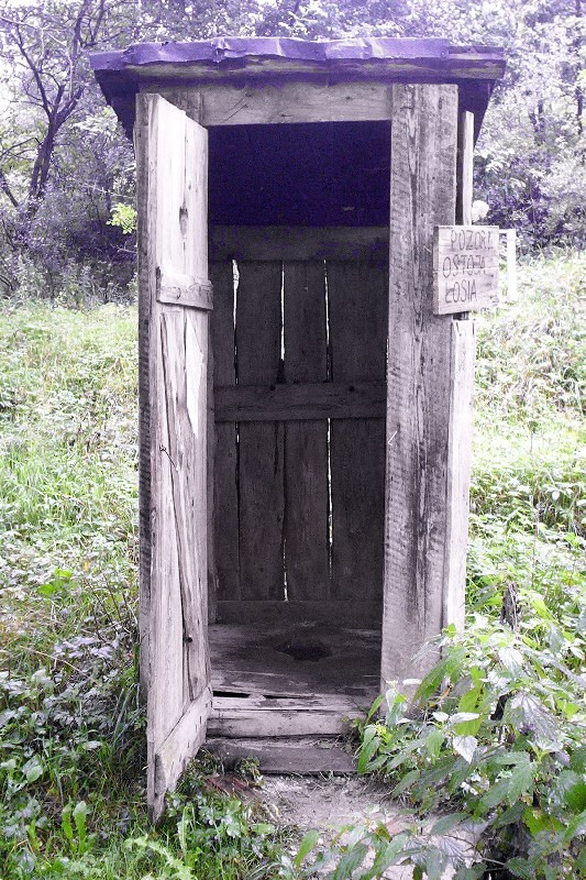 Squat_outhouse_cm01.jpg