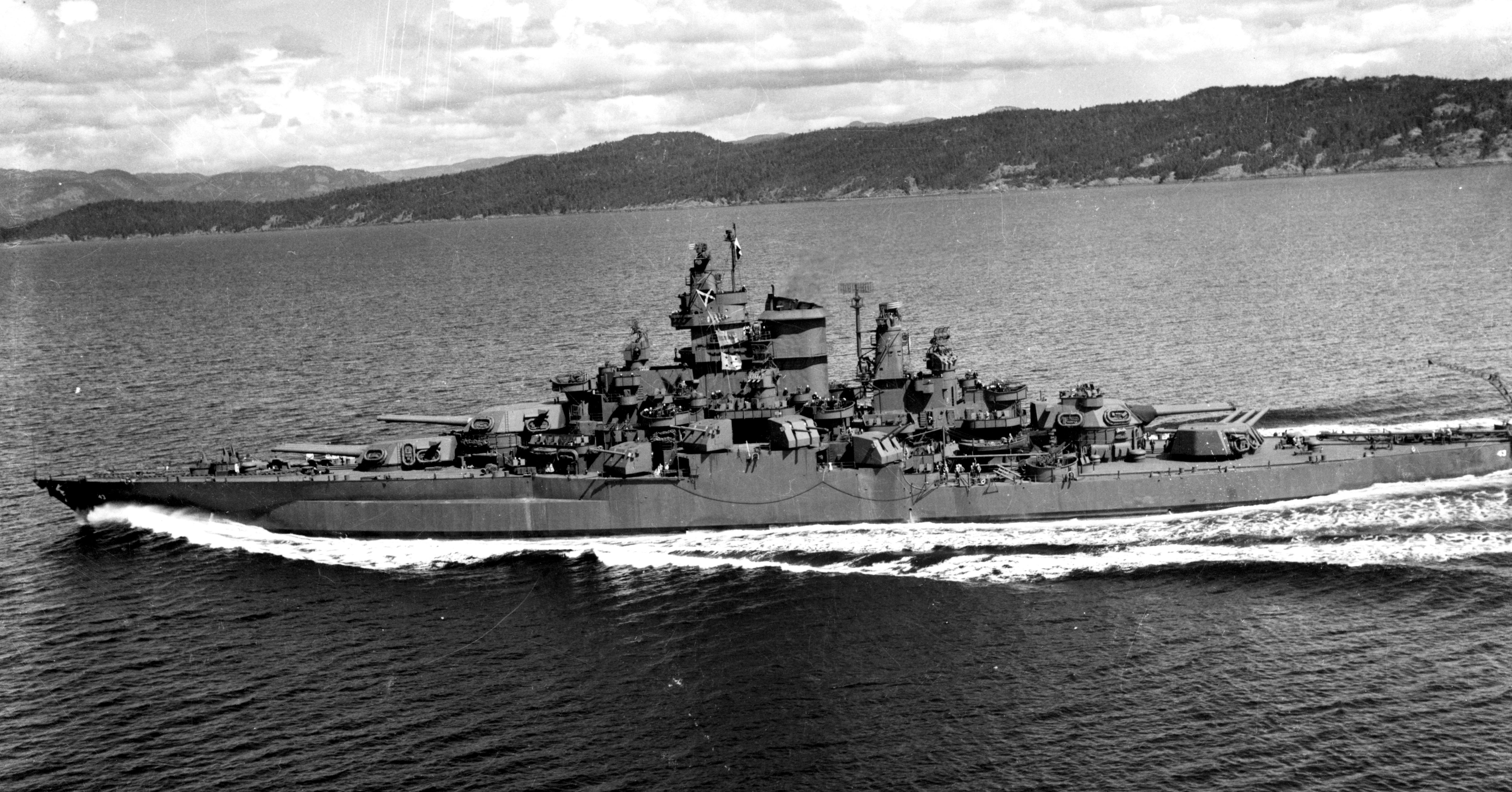 USS_Tennessee_%28BB43%29_1943.jpg
