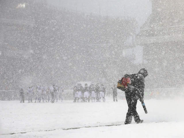 snow_lionssnowblowingonfield_20131208133440_640_480.JPG