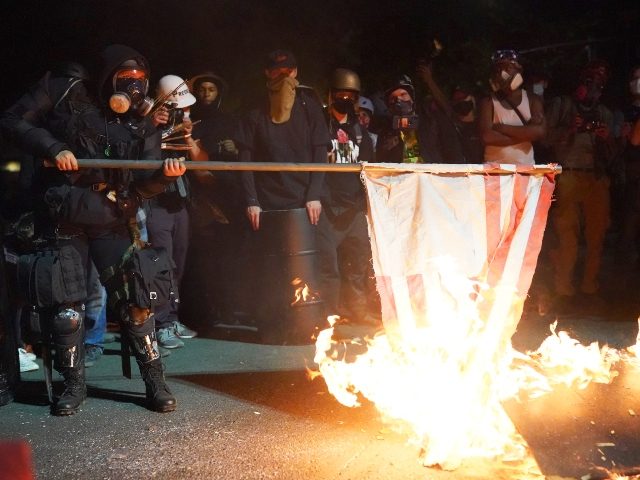 portland-rioters-burning-american-flag-getty-640x480.jpg