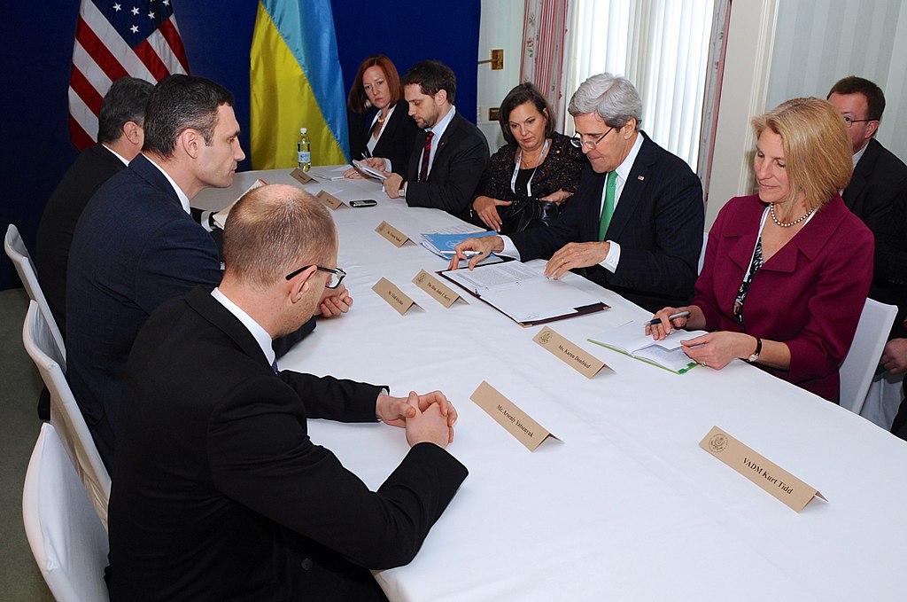 1024px-Secretary_Kerry_Meets_With_Ukrainian_Opposition_Leaders_in_Munich_%2812253362394%29.jpg
