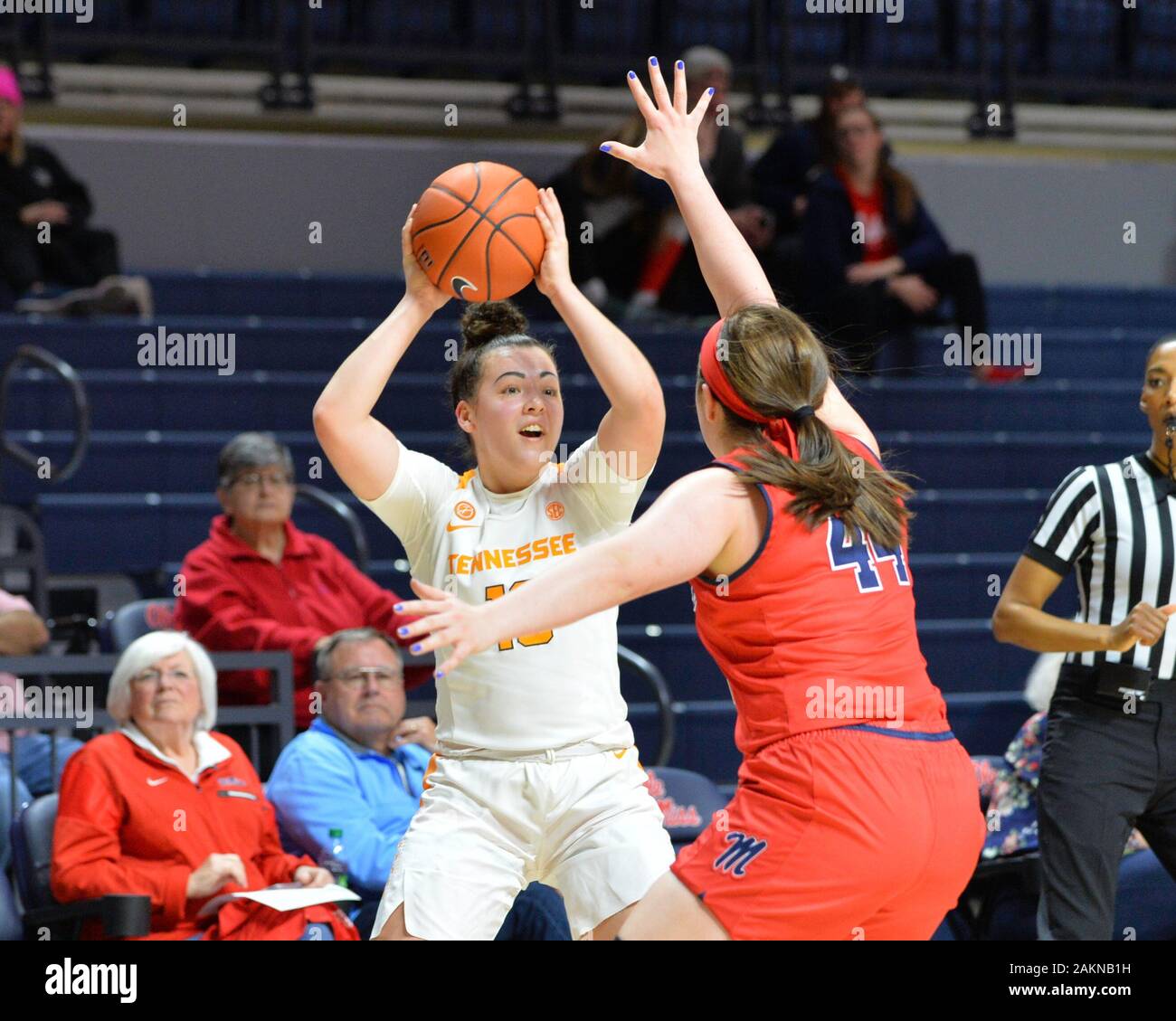 oxford-ms-usa-09th-jan-2020-tennessee-guard-jessie-rennie-10-look-for-an-open-player-during-the-ncaa-womens-basketball-game-between-the-tennessee-lady-volunteers-and-the-ole-miss-rebels-at-the-pavillion-in-oxford-ms-kevin-langleysports-south-mediacsmalamy-live-news-2AKNB1H.jpg
