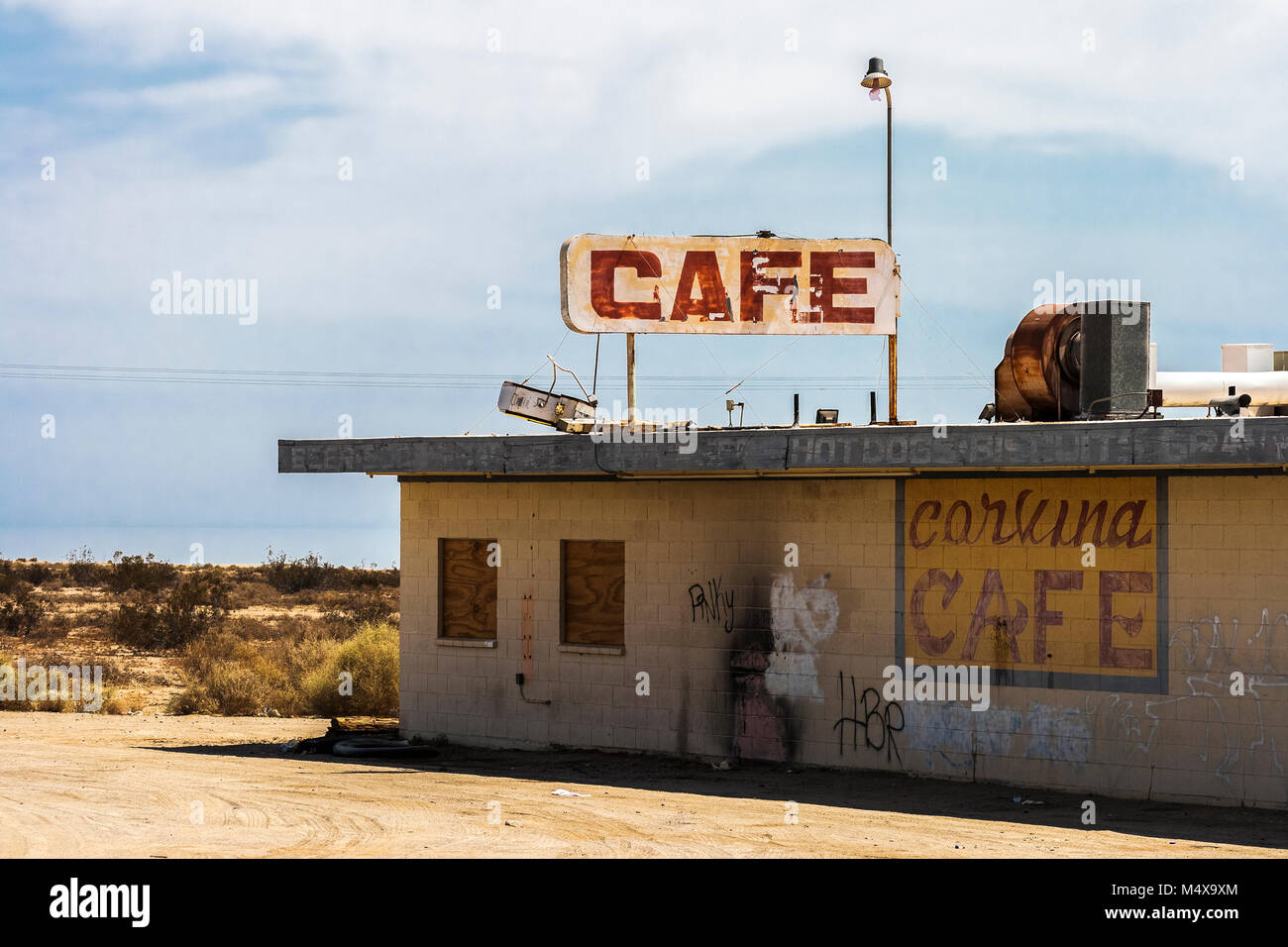abandoned-and-weathered-cafe-building-along-the-salton-sea-salton-M4X9XM.jpg