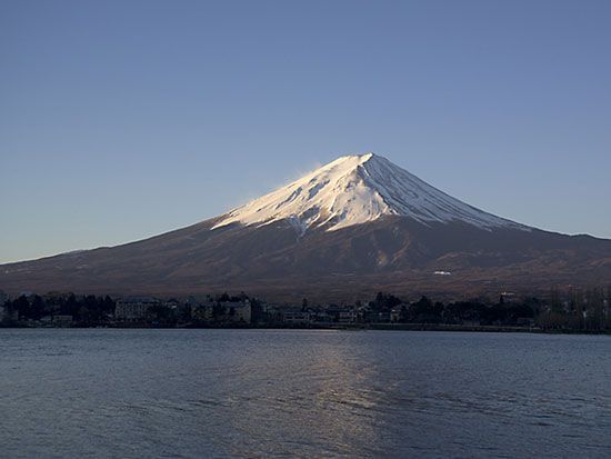 Mount-Fuji-foreground-Lake-Kawaguchi-Chubu-Honshu.jpg