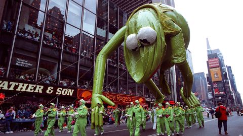191128085924-1991-kermit-the-frog-balloon.jpg
