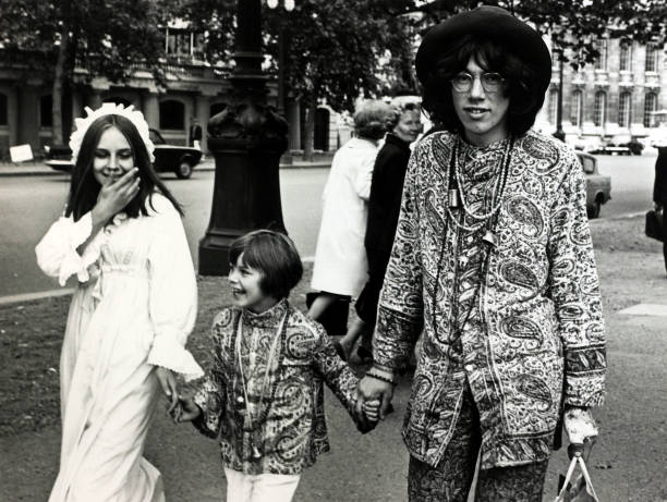 people-trendshippies-pic-1968-a-hippy-family-walking-along-the-mall-picture-id80748258