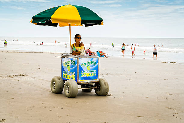 lemonade-stand-at-the-beach-picture-id623291266