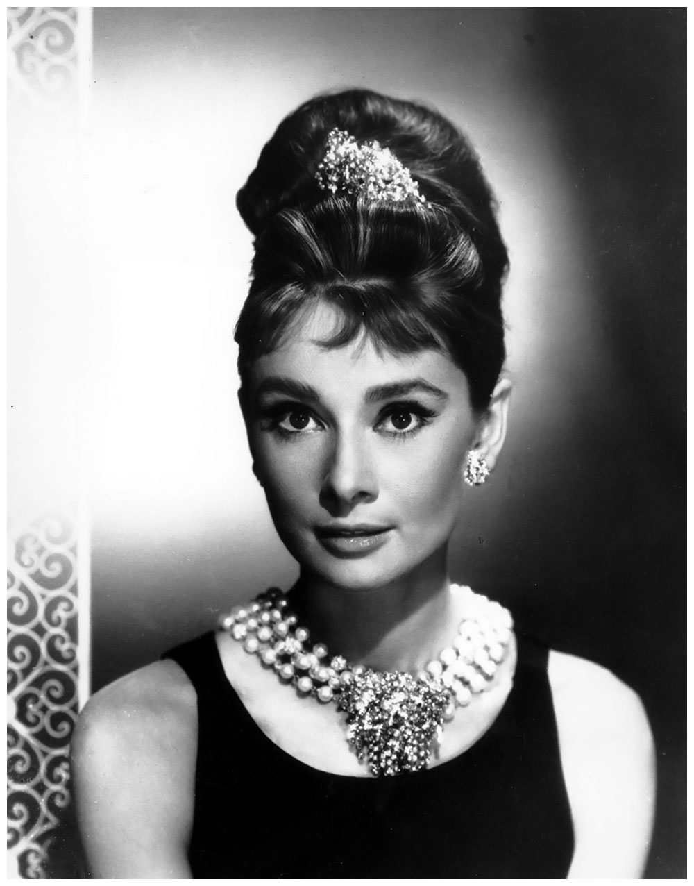 actress-audrey-hepburn-nei-panni-holly-golightly-nel-film-e2809ccolazione-da-tiffanye2809d-ap-photo.jpg