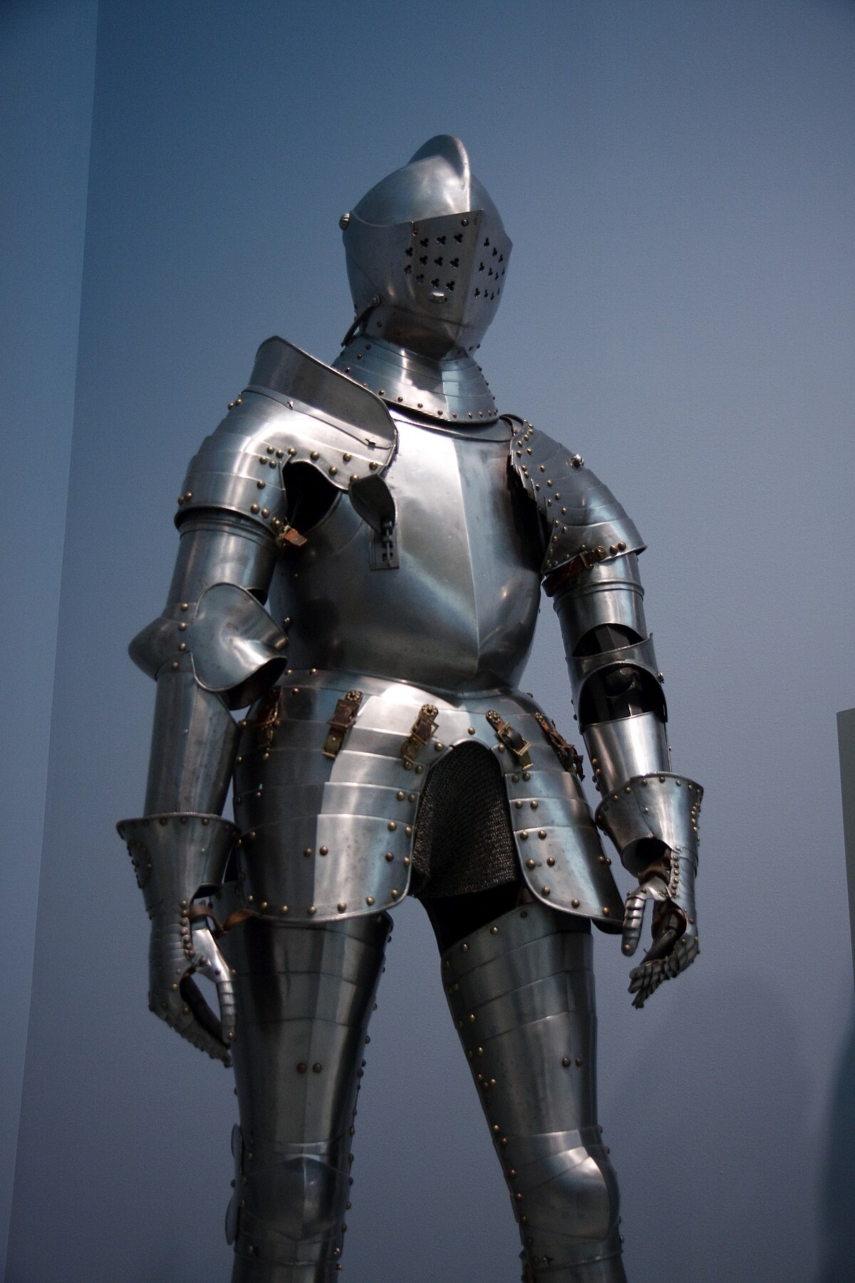 1200px-WLA_cma_Suit_of_armor_c_1530_steel.jpg