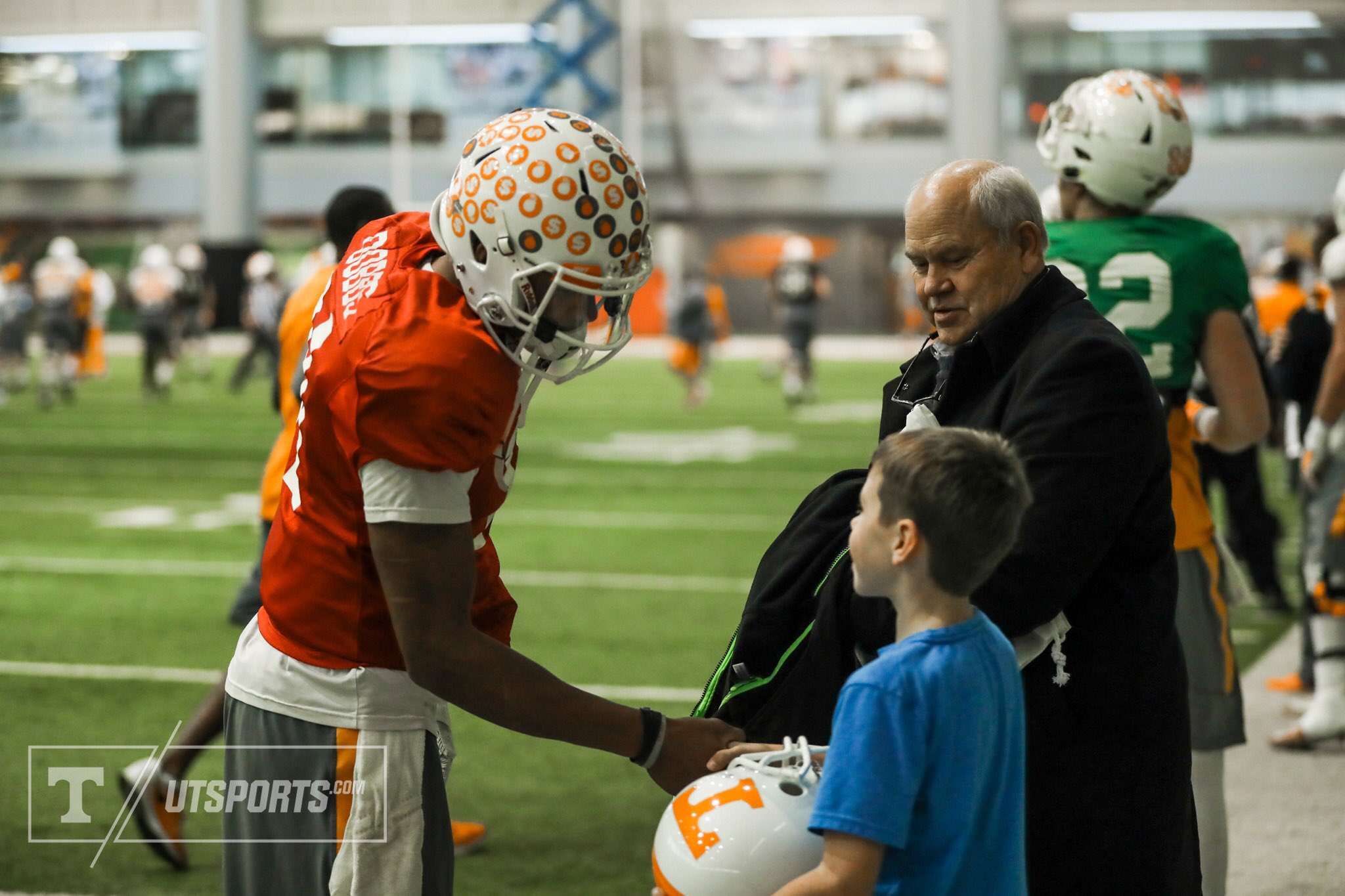 Image: Phillip Fulmer checking out the Vols’ bowl practice