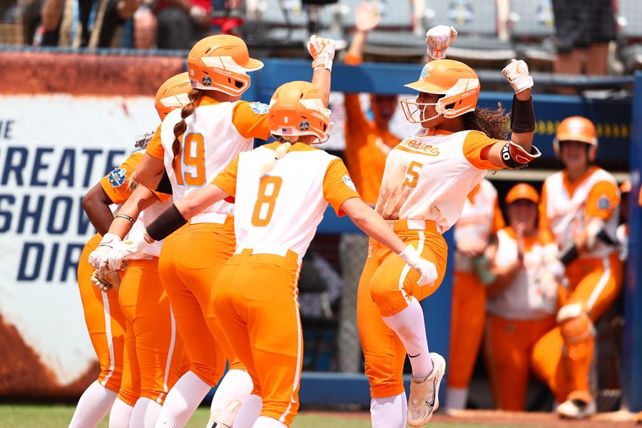 #4 Lady Vols Steam Roll Crimson Tide in Game One of the WCWS, 10-5