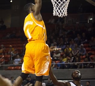 Vols trounce Tigers, 82-54